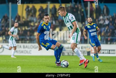 Mezokovesd, Ungarn – 16. Oktober 2022. Ferencvaros Mittelfeldspieler David Siger und Mezokovesd Stürmer Stefan Drazic während des ungarischen Ligaspiels Mezokovesd Stockfoto