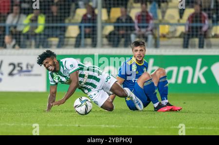 Mezokovesd, Ungarn – 16. Oktober 2022. Mezokovesd Mittelfeldspieler Aljaksandr Karnitsky und Ferencvaros Stürmer Marquinhos während des ungarischen Liga-Spiels Mezo Stockfoto