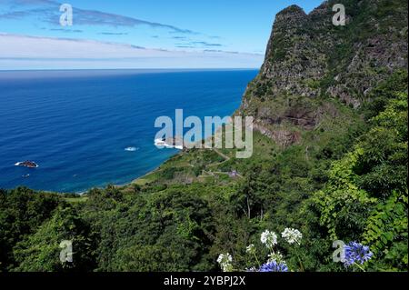 Atemberaubender Blick auf die Küste der üppigen Klippen und das tiefblaue Wasser am Nordufer von Madeira Stockfoto