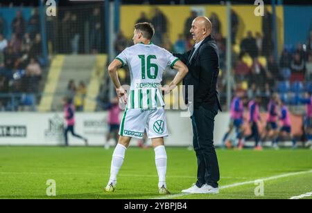 Mezokovesd, Ungarn – 16. Oktober 2022. Ferencvaros Coach Stanislav Tschertschesow gibt dem Mittelfeldspieler Kristoffer Zachariassen während der Hungar Anweisungen Stockfoto