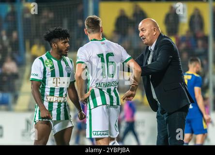 Mezokovesd, Ungarn – 16. Oktober 2022. Ferencvaros Trainer Stanislav Tschertschesow gibt Anweisungen an Mittelfeldspieler Kristoffer Zachariassen und Stürmer M Stockfoto