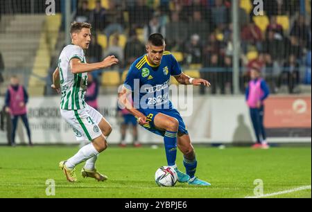 Mezokovesd, Ungarn – 16. Oktober 2022. Mezokovesd Mittelfeldspieler Marko Brtan und Ferencvaros Mittelfeldspieler Kristoffer Zachariassen in der ungarischen Liga MAT Stockfoto