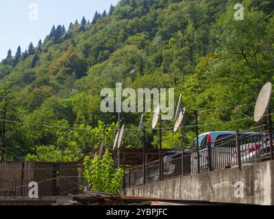 Fernsehgeschirr im Dorf. Viele Antennen. Das Konzept des Empfangs von Fernsehsignalen. Fernseher in abgelegenen Gegenden. Stockfoto