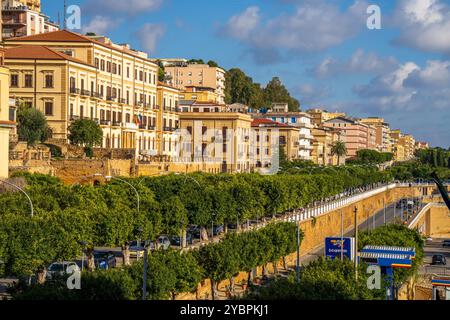 Agrigento Panoramablick auf die beliebte, von Bäumen gesäumte Hauptstraße in der Altstadt, Viale della Vittoria Straße. Sonniger Tag in Sizilien, Italien. Stockfoto