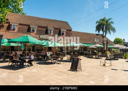 Canela, Brasilien - 15. Oktober 2024: Bars und Restaurants in der Innenstadt von Canela, touristische Stadt in Rio Grande do Sul Stockfoto