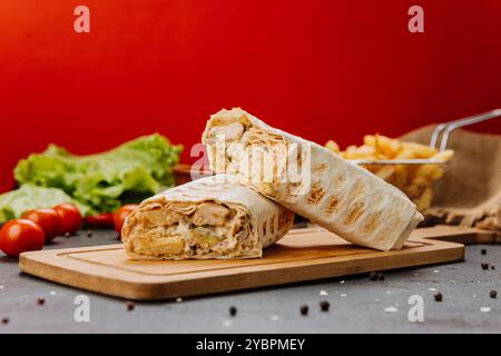 Frisch gegrilltes Hähnchenwickel in zwei Hälften für cremige Füllung. Perfekter Fast-Food-Snack Stockfoto