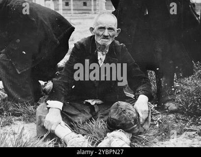 Ein älterer jüdischer Mann aus Ungarn sitzt am Rande der Rampe in Auschwitz und wartet auf Auswahl. Die Juden in Ungarn waren ziemlich sicher, bis Hitler aus Angst, Ungarn würde einen Vertrag mit den Alliierten suchen, die Invasion des Landes im März 1944 anordnete. Zwischen dem 15. Mai und dem 9. Juli 1944 wurden über 434.000 Juden mit 147 Zügen deportiert, die meisten nach Auschwitz, wo etwa 80 Prozent bei der Ankunft vergast wurden. Der schnelle Fortschritt der Deportationen wurde durch die enge Zusammenarbeit zwischen den ungarischen und deutschen Behörden ermöglicht. Stockfoto