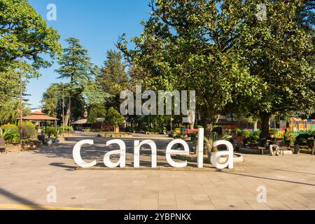 Canela, Brasilien - 15. Oktober 2024: Canela-Schild am Joao Correa-Platz - touristische Stadt in der Region Serra Gaucha Stockfoto