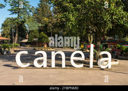 Canela, Brasilien - 15. Oktober 2024: Canela-Schild am Joao Correa-Platz - touristische Stadt in der Region Serra Gaucha Stockfoto