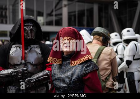 Madrid, Spanien. Oktober 2024. Menschen, die während einer Parade durch die Innenstadt Madrids als Charaktere von Star Wars gekleidet sind. Fast 900 Menschen haben während des „XIV Training Day Madrid 2024“ in Kostümen als Charaktere aus der Star Wars-Saga durch die Straßen gezogen. Quelle: Marcos del Mazo/Alamy Live News Stockfoto