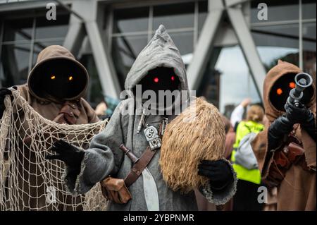 Madrid, Spanien. Oktober 2024. Menschen, die als Jawas gekleidet sind, marschieren während einer Star Wars Parade durch die Innenstadt Madrids. Fast 900 Menschen haben während des „XIV Training Day Madrid 2024“ in Kostümen als Charaktere aus der Star Wars-Saga durch die Straßen gezogen. Quelle: Marcos del Mazo/Alamy Live News Stockfoto