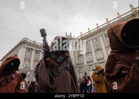 Madrid, Spanien. Oktober 2024. Menschen, die als Jawas gekleidet sind, marschieren während einer Star Wars Parade durch die Innenstadt Madrids. Fast 900 Menschen haben während des „XIV Training Day Madrid 2024“ in Kostümen als Charaktere aus der Star Wars-Saga durch die Straßen gezogen. Quelle: Marcos del Mazo/Alamy Live News Stockfoto