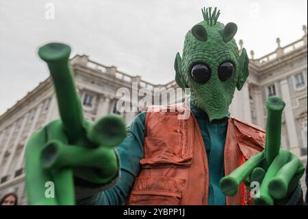 Madrid, Spanien. Oktober 2024. Ein Mann, der als Greedo gekleidet war, während einer Star Wars Parade durch die Innenstadt Madrids. Fast 900 Menschen haben während des „XIV Training Day Madrid 2024“ in Kostümen als Charaktere aus der Star Wars-Saga durch die Straßen gezogen. Quelle: Marcos del Mazo/Alamy Live News Stockfoto