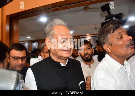 MUMBAI, INDIEN - 19. OKTOBER: Ehemaliger Ministerpräsident von Rajasthan Ashok Gehlot während des Treffens von hochrangigen Beobachtern, die von der Kongresspartei für die Parlamentswahlen in Tilak Bhavan ernannt wurden, am 19. Oktober 2024 in Mumbai, Indien. Differenzen zwischen dem Kongress und der Shiv Sena (UBT), zwei der drei Hauptparteien in der oppositionellen Allianz Maharashtra Vikas Aghadi (MVA), über die Sitzverteilung für die bevorstehenden Versammlungsumfragen traten am Freitag offen auf, wobei Shiv Sena (UBT) Abgeordneter Sanjay Raut und Staatspräsidentin Nana Patole mit Widerhaken austauschten. (Foto: Bhushan Koyande/Hindustan Times/SIPA USA ) Stockfoto