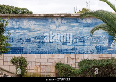 Das aufwändige blaue Fliesengemälde zeigt die Küste des historischen Lissabon, mit alten Booten und Skyline, die lebendigen Kunstwerke fesseln das kulturelle Erbe und Stockfoto