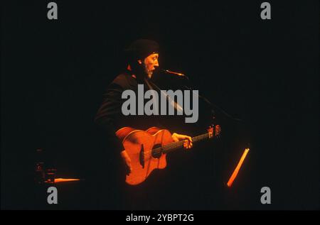 Richard Thompson trat am 17. September 2003 in Sadler's Wells in Islington, London, England auf. Stockfoto