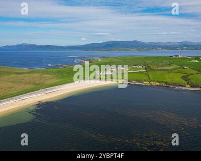 Saint Johns Point Lighthouse in Killybegs, Irland, warnt Schiffe vor den Felsen einer UAV-Drohne Stockfoto