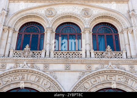 Architektonische Details des Bahnhofs Rossio in der Altstadt von Lissabon, Portugal Stockfoto