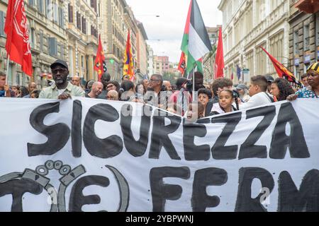 Rom, Italien. Oktober 2024. Während der Demonstrationen, die sowohl von der Bewegung für das Recht auf Wohnung als auch von der volksunion SI COBAS organisiert wurden, schaut ein Kind aus dem Banner auf dem Sicherheitsschreiben hervor, die sich in einem einzigen marsch zusammenschlossen, an dem etwa 7.000 Menschen teilnahmen, um gegen das Sicherheitsdekret der Regierung Meloni in Rom zu protestieren. Zahlreiche Plätze protestierten heute in ganz Italien gegen die Reihe von Regeln des Gesetzesdekrets 1660 über die Sicherheit, das im parlament von der Regierung Meloni verabschiedet wurde und demnächst im Senat diskutiert werden wird. Der Text des Gesetzesdekrets, Forts Stockfoto