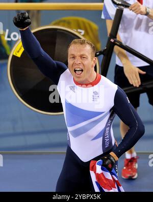 Dateifoto vom 08/12 des britischen Sir Chris Hoy feierte am elften Tag der Olympischen Spiele 2012 in London den Gewinn der Goldmedaille im Keirin der Männer im Velodrome im Olympischen Park. Sir Chris Hoy, einer der größten Radfahrer und Olympiasieger Großbritanniens, hat angekündigt, dass sein Krebs tödlich ist. Er wurde diagnostiziert und hat noch zwei bis vier Jahre zu leben. Ausgabedatum: Samstag, 19. Oktober 2024. Stockfoto