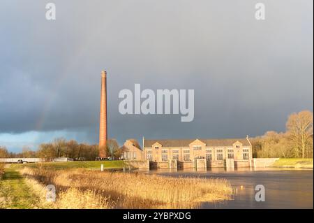 Die Ir J.F. Woudagemaal in Lemmer ist ein beeindruckendes Beispiel für den niederländischen Wasserbau des frühen 20. Jahrhunderts. Als größte und fortschrittlichste dampfbetriebene Pumpstation seiner Zeit war sie für die Wasserstandsteuerung in Friesland ausgelegt. Dieses historische Wahrzeichen, das heute zum UNESCO-Weltkulturerbe gehört, zeigt komplizierte Mauerwerk, elegante Architektur und wunderschön erhaltene Maschinen, die seine wichtige Rolle bei Hochwasserschutz und Wassermanagement widerspiegeln. Stockfoto