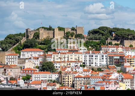 Das berühmte Schloss Sao Jorge in Lissabon, vom Aussichtspunkt Sao Pedro de Alcantara aus gesehen, Portugal Stockfoto