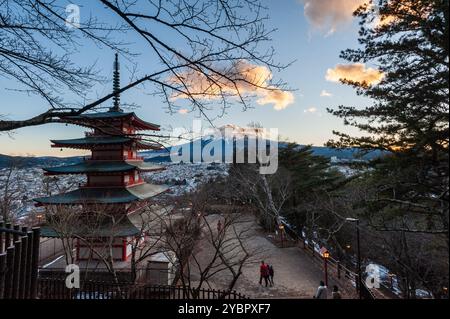 Shimoyoshida, Japan - 27. Dezember 2019. Außenaufnahme der berühmten Chureito-Pagode mit dem fuji als Hintergrund. Stockfoto