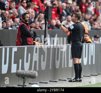 Leverkusen, Deutschland. Oktober 2024. Schiedsrichter Felix Brych beobachtet den Video Assistant Schiedsrichter (VAR) während des Bundesliga-Spiels zwischen Leverkusen und Eintracht Frankfurt im BayArena Stadion. ( Endpunktzahl; Bayer 04 Leverkusen 2:1 Eintracht Frankfurt (Foto: Osama Faisal/SOPA Images/SIPA USA) Credit: SIPA USA/Alamy Live News Stockfoto