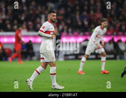 München, Deutschland, 19. Oktober 2024: Fussball, Herren, Bundesliga, Saison 2024/2025, FC Bayern München - VFB Stuttgart, Allianz Arena Deniz Undav (VfB Stuttgart) im Traben, Blick nach rechts, Einzelaktion, Freisteller, Ganzkörperaufnahme DFB, DFL-Vorschriften verbieten die Verwendung von Fotos als Bildsequenzen und/oder Quasi-Video Stockfoto