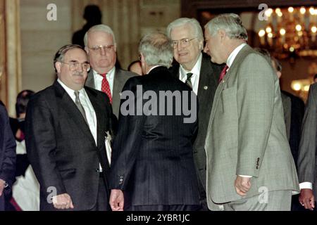 Die U.. S Senat Sergeant bei Arms James W. Ziglar, Mitte, grüßt U. Henry Hyde, 2. Rechts, bevor er die Amtsenthebungsmanager im US-Kapitol führte, um die Amtsenthebungsurkunden an den US-Senat zu übergeben, 7. Januar 1999 in Washington, D.C. von links: Stabschef des House Judiciary Committee Tom Mooney, Rep. Jim Sensenbrenner, R-WI, Chairman Rep. Henry Hyde, R-IL und House Deputy Sergent of Arms Jim Varey. Stockfoto