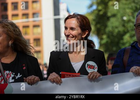 Madrid, Spanien. Oktober 2024. Mónica García, Gesundheitsminister von Spanien während einer Demonstration gesehen. Mehr als tausend Menschen demonstrierten in Madrid, um den positiven Stolz zu feiern, so die Regierungsdelegation. Der marsch, der dritte in der Hauptstadt, soll das Bewusstsein für HIV und AIDS sowie für die Stigmatisierung im Zusammenhang mit diesen Krankheiten schärfen. Quelle: SOPA Images Limited/Alamy Live News Stockfoto