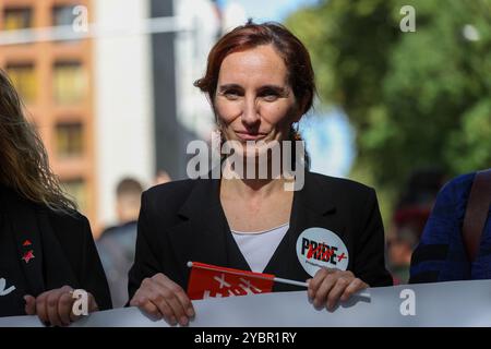 Madrid, Spanien. Oktober 2024. Mónica García, Gesundheitsminister von Spanien während einer Demonstration gesehen. Mehr als tausend Menschen demonstrierten in Madrid, um den positiven Stolz zu feiern, so die Regierungsdelegation. Der marsch, der dritte in der Hauptstadt, soll das Bewusstsein für HIV und AIDS sowie für die Stigmatisierung im Zusammenhang mit diesen Krankheiten schärfen. Quelle: SOPA Images Limited/Alamy Live News Stockfoto