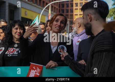 Madrid, Spanien. Oktober 2024. Mónica García, Gesundheitsminister von Spanien während einer Demonstration gesehen. Mehr als tausend Menschen demonstrierten in Madrid, um den positiven Stolz zu feiern, so die Regierungsdelegation. Der marsch, der dritte in der Hauptstadt, soll das Bewusstsein für HIV und AIDS sowie für die Stigmatisierung im Zusammenhang mit diesen Krankheiten schärfen. Quelle: SOPA Images Limited/Alamy Live News Stockfoto