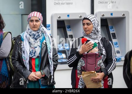 Glasgow, Schottland, Großbritannien. Oktober 2024. Pro-palästinensische Proteste vor der Barclays Bank in der Argyle Street. Gutschrift R.. Gass/Alamy Live News Stockfoto