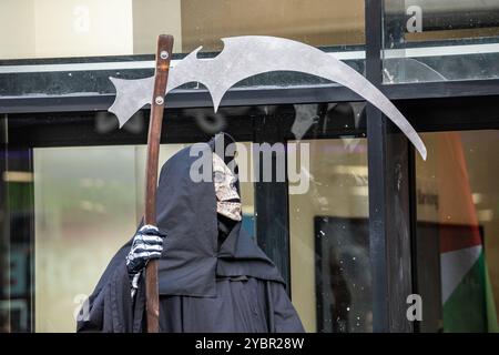 Glasgow, Schottland, Großbritannien. Oktober 2024. Pro-palästinensische Proteste vor der Barclays Bank in der Argyle Street. Gutschrift R.. Gass/Alamy Live News Stockfoto