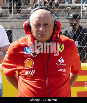 Austin, Texas, USA. Oktober 2024. Ferrari Team Principal FREDERIC VASSEUR macht ein lustiges Gesicht, um sein Team auf die Nachmittagssprints vorzubereiten. (Credit Image: © Hoss McBain/ZUMA Press Wire) NUR REDAKTIONELLE VERWENDUNG! Nicht für kommerzielle ZWECKE! Credit: ZUMA Press, Inc./Alamy Live News Credit: ZUMA Press, Inc./Alamy Live News Stockfoto