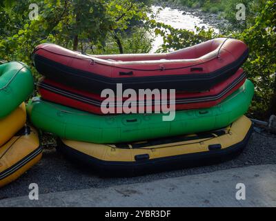 Viele Schlauchboote zum Rafting. Die Boote liegen übereinander. Ausrüstung für Rafting. Stockfoto