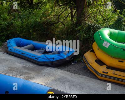 Viele Schlauchboote zum Rafting. Die Boote liegen übereinander. Ausrüstung für Rafting. Stockfoto