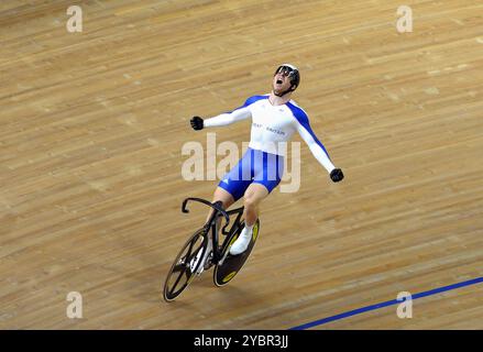 Dateifoto vom 19./08/08: Sir Chris Hoy gewann Gold beim Men's Sprint Final bei den Olympischen Spielen 2008 in Peking. Der sechsmalige Olympiasieger hat angekündigt, dass sein Krebs tödlich ist und hat nach Angaben der Sunday Times noch zwei bis vier Jahre zu leben. Ausgabedatum: Samstag, 19. Oktober 2024. Stockfoto