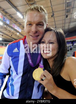 Aktenfoto vom 08/12 von Sir Chris Hoy und seiner Frau Sarra, nachdem er das Team Sprint Finale am sechsten Tag der Olympischen Spiele 2012 in London gewann. Der sechsmalige Olympiasieger hat angekündigt, dass sein Krebs tödlich ist und hat nach Angaben der Sunday Times noch zwei bis vier Jahre zu leben. Ausgabedatum: Samstag, 19. Oktober 2024. Stockfoto