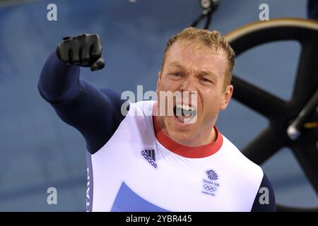 Dateifoto vom 08/12 von Sir Chris Hoy, der bei den Olympischen Spielen 2012 in London die Goldmedaille im Keirin der Männer feierte. Der sechsmalige Olympiasieger hat angekündigt, dass sein Krebs tödlich ist und hat nach Angaben der Sunday Times noch zwei bis vier Jahre zu leben. Ausgabedatum: Samstag, 19. Oktober 2024. Stockfoto