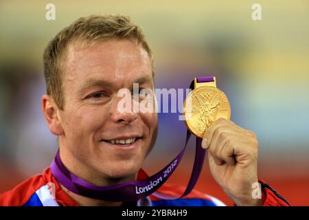 Dateifoto vom 08/12 von Sir Chris Hoy, der bei den Olympischen Spielen 2012 in London die Goldmedaille im Keirin der Männer feierte. Der sechsmalige Olympiasieger hat angekündigt, dass sein Krebs tödlich ist und hat nach Angaben der Sunday Times noch zwei bis vier Jahre zu leben. Ausgabedatum: Samstag, 19. Oktober 2024. Stockfoto