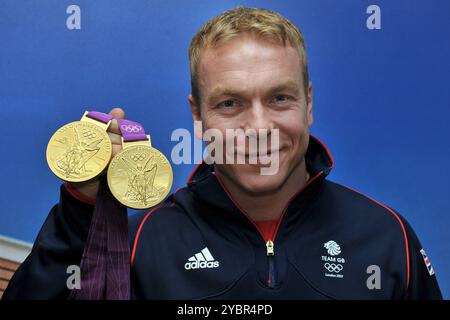 Aktenfoto vom 08/12 von Sir Chris Hoy mit seinen Goldmedaillen bei den Olympischen Spielen 2012 in London. Der sechsmalige Olympiasieger hat angekündigt, dass sein Krebs tödlich ist und hat nach Angaben der Sunday Times noch zwei bis vier Jahre zu leben. Ausgabedatum: Samstag, 19. Oktober 2024. Stockfoto