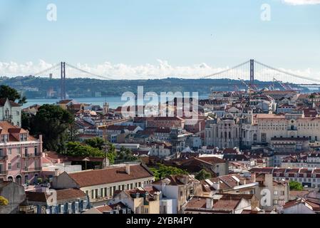 Malerische Skyline von Lissabon vom Grace Garden oder Jardim da Graca, Portugal Stockfoto