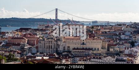 Malerische Skyline von Lissabon vom Grace Garden oder Jardim da Graca, Portugal Stockfoto