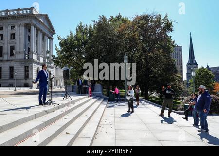 Harrisburg, Usa. Oktober 2024. John Bolaris (l), Immobilienmakler und ehemaliger TV-Wettermann aus Philadelphia, spricht mit einer Gruppe von etwa einem Dutzend Trump-Anhängern, die sich am Samstag, den 19. Oktober 2024, auf den Stufen des Kapitols von Pennsylvania versammelten, um die Trump Train Rise for Liberty Rally in Harrisburg zu veranstalten. (Foto: Paul Weaver/SIPA USA) Credit: SIPA USA/Alamy Live News Stockfoto