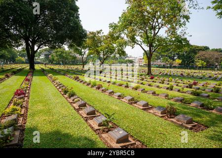 Kanchanaburi, Thailand - 7. April 2011: Der Kanchanaburi-Kriegsfriedhof ist der Hauptgefangene des Kriegsfriedhofs für Opfer, die ihr Leben verloren haben Stockfoto