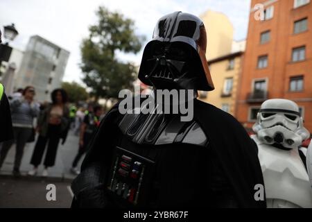 Madrid, Spanien. Oktober 2024. Eine Armee von Fans, die als Charaktere aus der Star Wars-Serie verkleidet sind, zog heute Nachmittag durch die Straßen von Madrid, um das Bewusstsein für Krebs in einer neuen Ausgabe der Wohltätigkeitsveranstaltung „Trainingstag“ zu schärfen. 500 Personen, die als Mitglieder der Kaiserlichen Armee und andere Charaktere aus der Star Wars-Saga gekleidet waren, zogen in die Parade. Quelle: D. Canales Carvajal/Alamy Live News Stockfoto