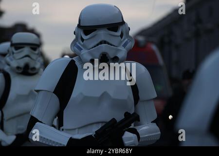 Madrid, Spanien. Oktober 2024. Eine Armee von Fans, die als Charaktere aus der Star Wars-Serie verkleidet sind, zog heute Nachmittag durch die Straßen von Madrid, um das Bewusstsein für Krebs in einer neuen Ausgabe der Wohltätigkeitsveranstaltung „Trainingstag“ zu schärfen. 500 Personen, die als Mitglieder der Kaiserlichen Armee und andere Charaktere aus der Star Wars-Saga gekleidet waren, zogen in die Parade. Quelle: D. Canales Carvajal/Alamy Live News Stockfoto