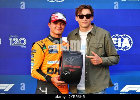 Austin, USA. Oktober 2024. Lando Norris (GBR) McLaren erhält den Pirelli Pole Position Award von Armand 'Mondo' Duplantis (SWE) Pole Vaulter. 19.10.2024. Formel-1-Weltmeisterschaft, Rd 19, Grand Prix der Vereinigten Staaten, Austin, Texas, USA, Sprint und Qualifikationstag. Das Foto sollte lauten: XPB/Alamy Live News. Stockfoto